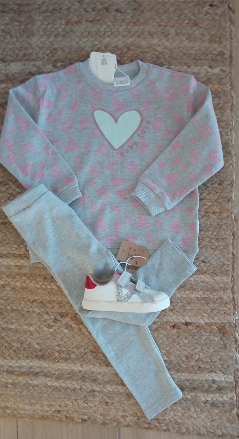 Conjunto “Baby Love” – Sweatshirt + Calças Cinza (Menina)