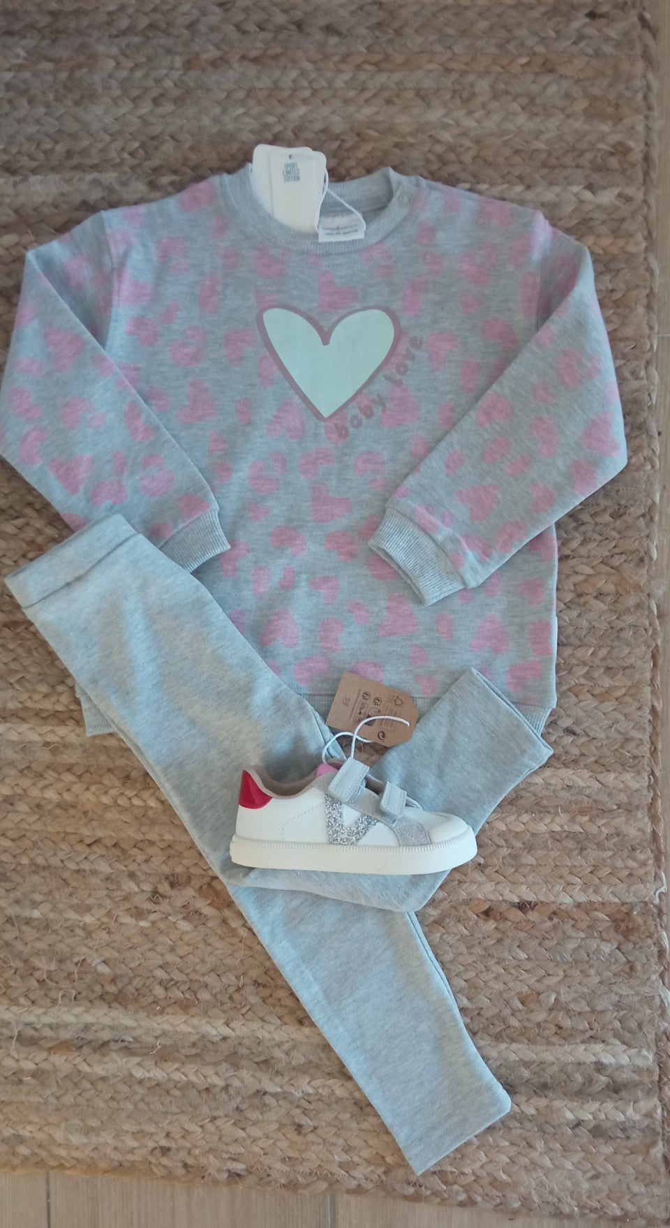 Conjunto “Baby Love” – Sweatshirt + Calças Cinza (Menina)
