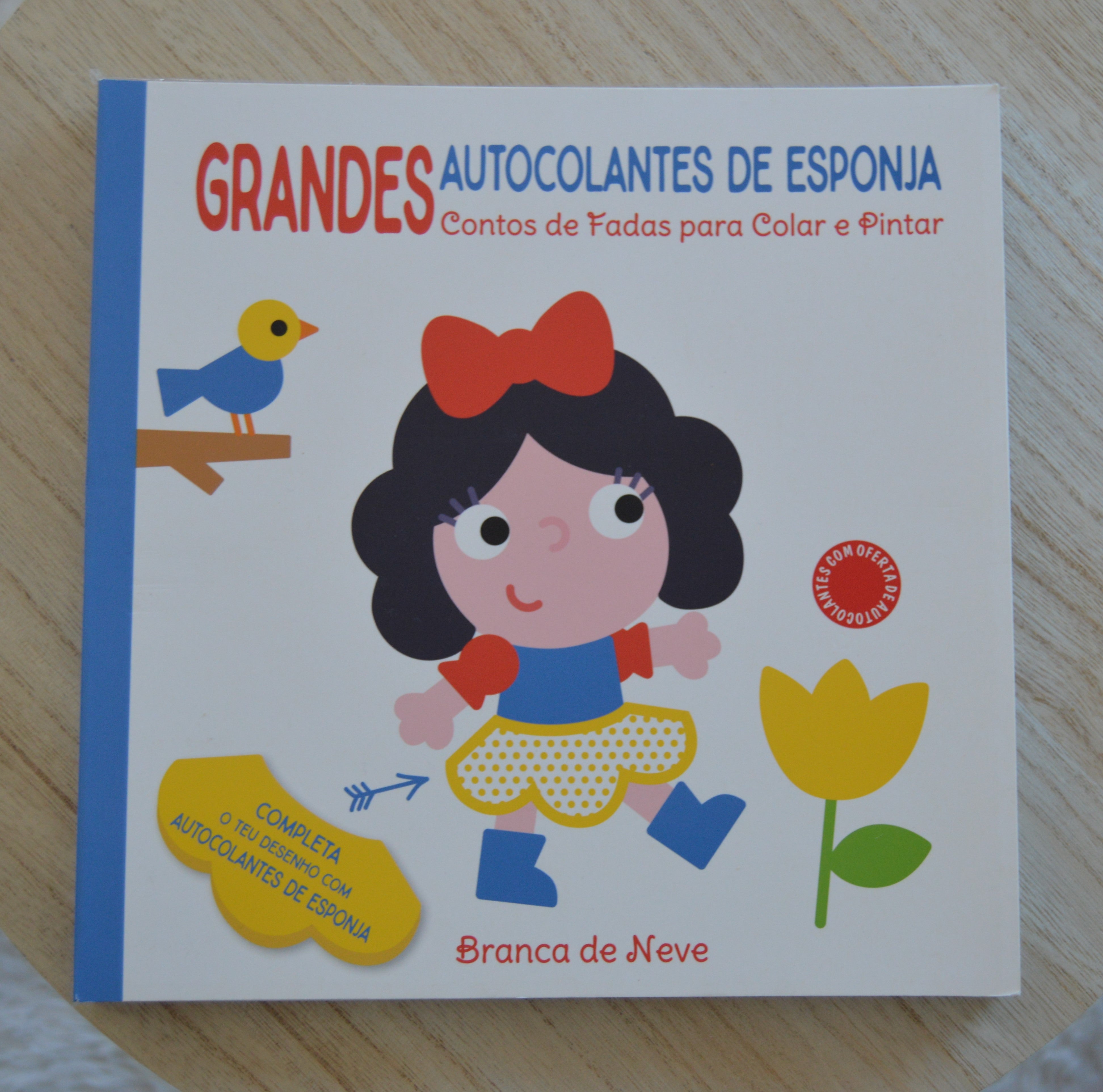 Livro Grandes Autocolantes de Esponja Contos de Fadas Para Colar e Pintar Branca de Neve